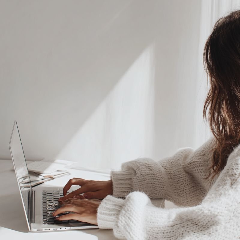 Webdesigner Sissy Hamilton werkt aan een WordPress website voor een ondernemer in Tilburg. Webdesigner Sissy Hamilton werkt aan een WordPress website voor een ondernemer in Tilburg.