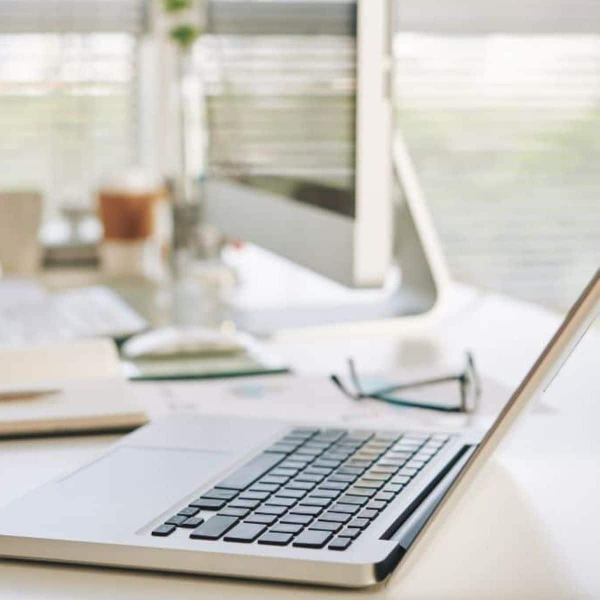 Werkplek met laptop voor webdesign en strategie – Sissy Hamilton webdesigner tilburg Werkplek met laptop voor webdesign en strategie – Sissy Hamilton webdesigner tilburg