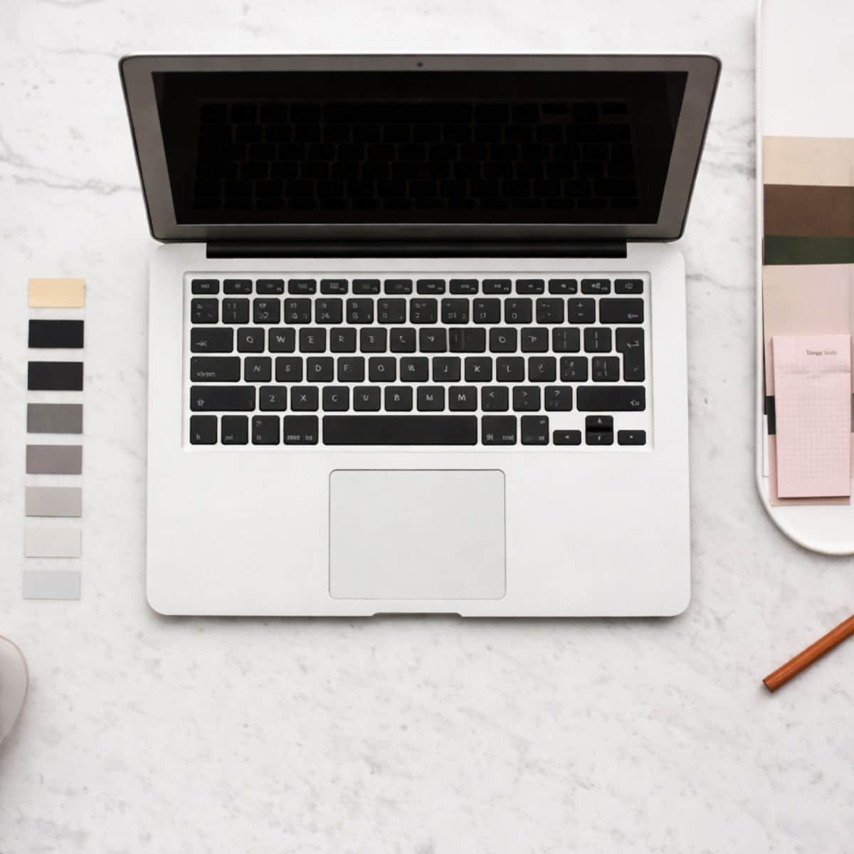 webdesign-werkplek-sissy-hamilton Werkplek met laptop voor webdesign en strategie – Sissy Hamilton webdesigner